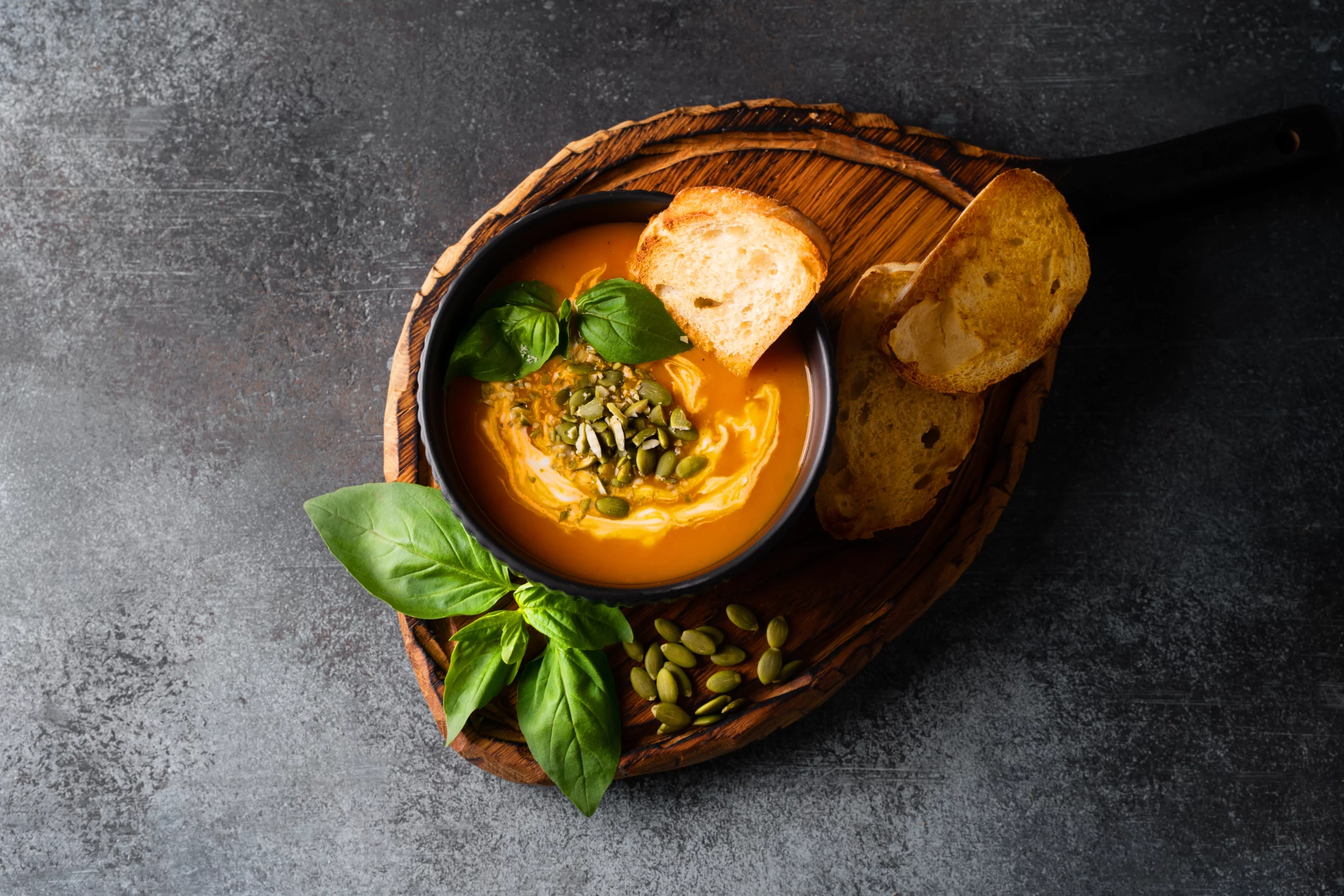 pumpkin-soup-with-bread-seeds-and-basil-leaf-on-d-2023-11-27-05-30-03-utc Pour les restaurants