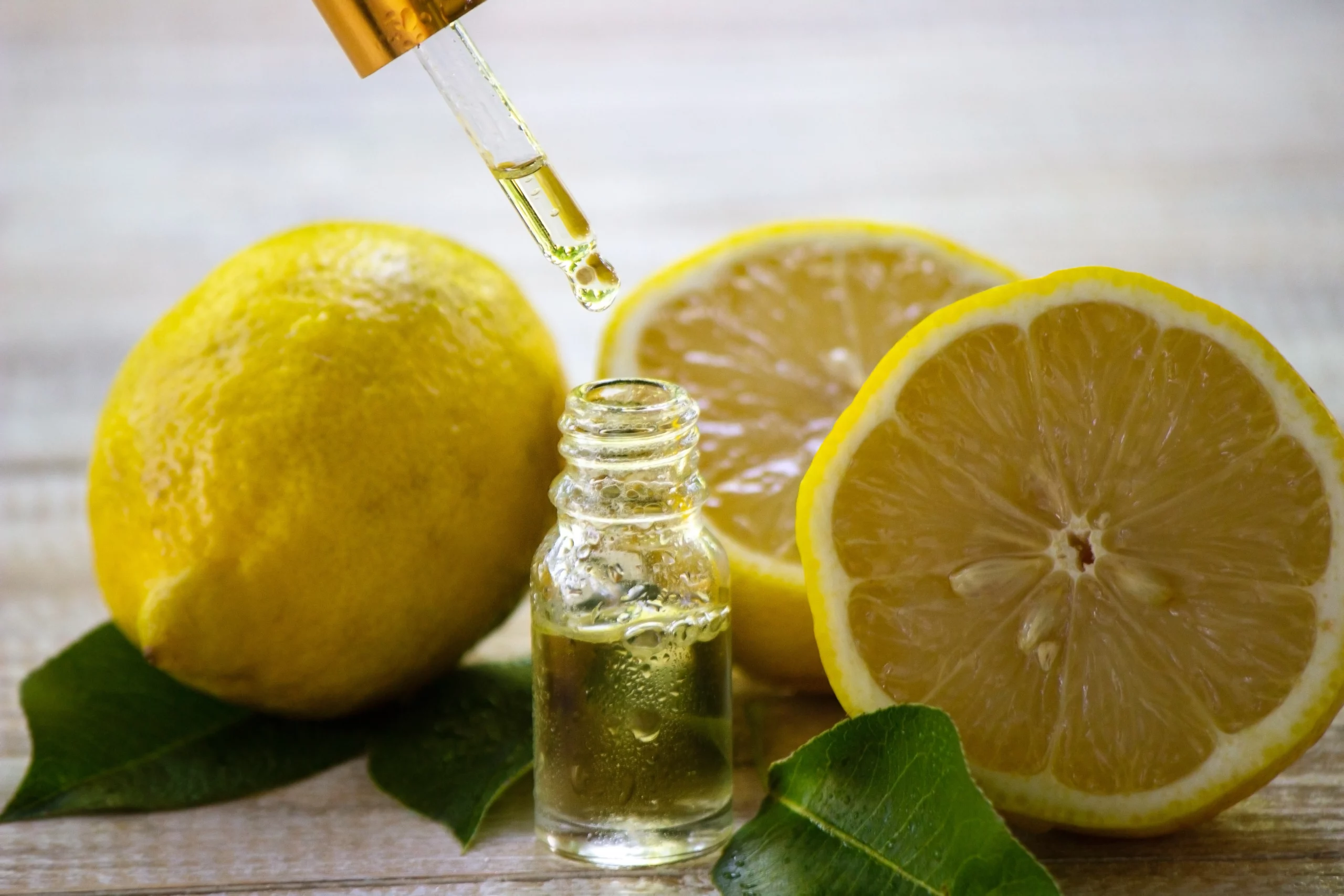 une-bouteille-d-huile-essentielle-de-citron Citron (arome) – Image 3