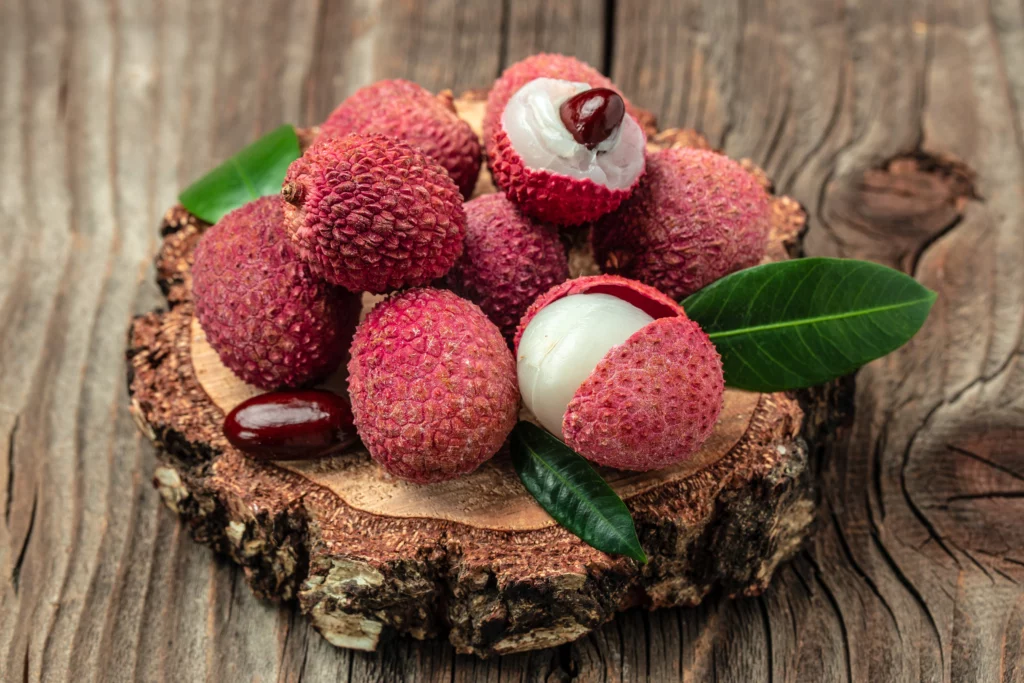 Produits de Luxe de Madagascar Fresh Ripe Lychee Fruit And Peeled Lychee On A Woo 2024 01 22 22 05 46 Utc 1024x683